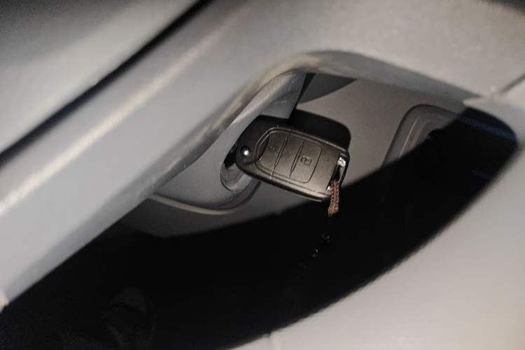 Used Wuling Yangguang 2024 300KM Comfort Version Passenger Van 75kW Vehicle Key