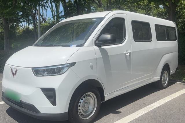 Used Wuling Yangguang 2024 300KM Comfort Version Passenger Van 75kW