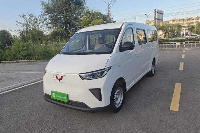 Used Wuling Yangguang 2024 300km Comfort-Grade Passenger Van 60kW