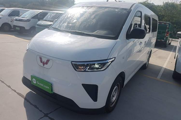 Wuling Yangguang 2024 300KM Comfort Version Passenger Van 75kW