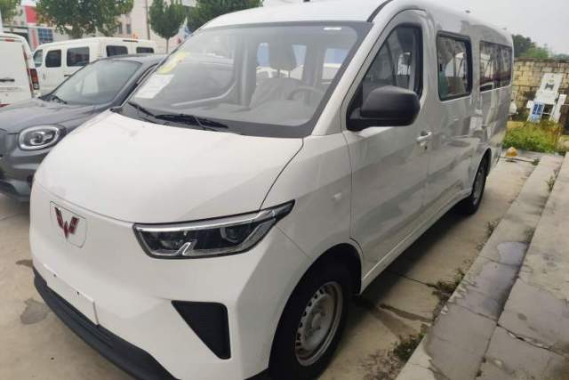 Used Wuling Yangguang 2024 300KM Comfort Version Passenger Van 75kW