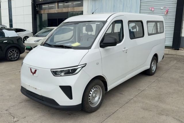Used Wuling Yangguang 2024 300KM Comfort Version Passenger Van 75kW