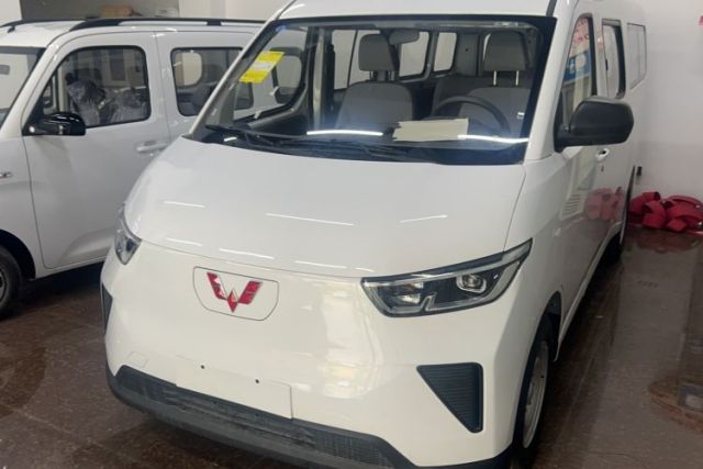 Used Wuling Yangguang 2024 300KM Comfort Version Passenger Van 75kW