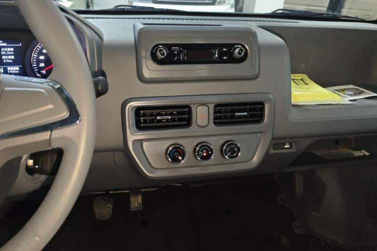 Used Wuling Yangguang 2025 Model 400km Bus Edition—Comfort Edition Audio And AC Panel