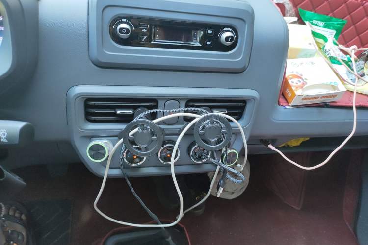 Used Wuling Yangguang 2025 Model 310KM Bus Edition—Customized by CATL Audio And AC Panel