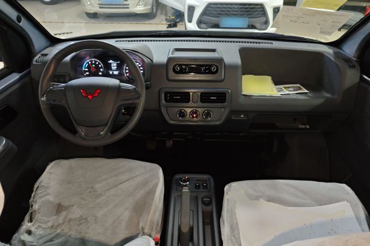 Used Wuling Yangguang 2025 Model 400km Bus Edition—Comfort Edition Center Console
