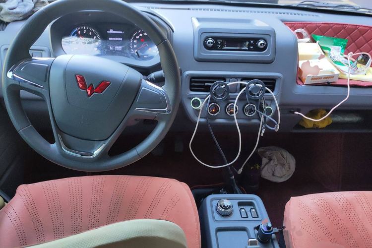 Used Wuling Yangguang 2025 Model 310KM Bus Edition—Customized by CATL Center Console