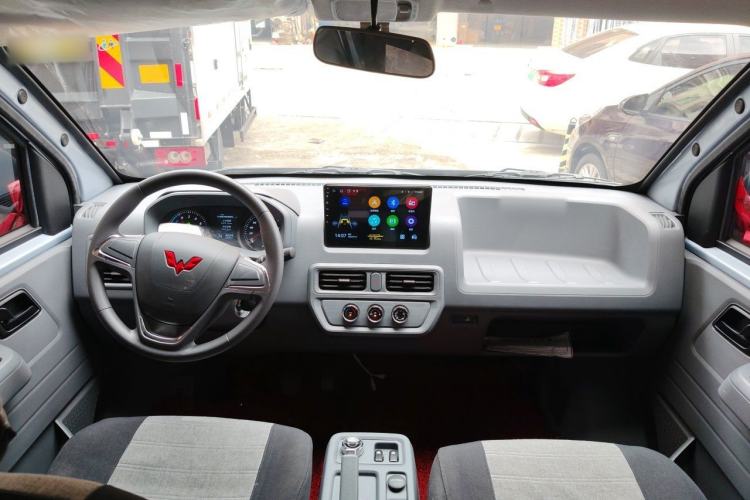 Used Wuling Yangguang 2025 Model 400km Bus Edition—Comfort Edition Center Console