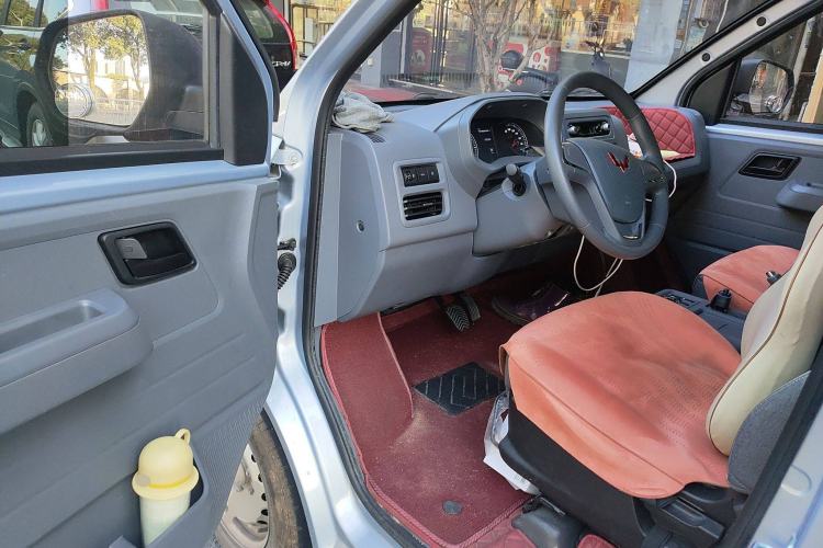 Used Wuling Yangguang 2025 Model 310KM Bus Edition—Customized by CATL Driver Seat