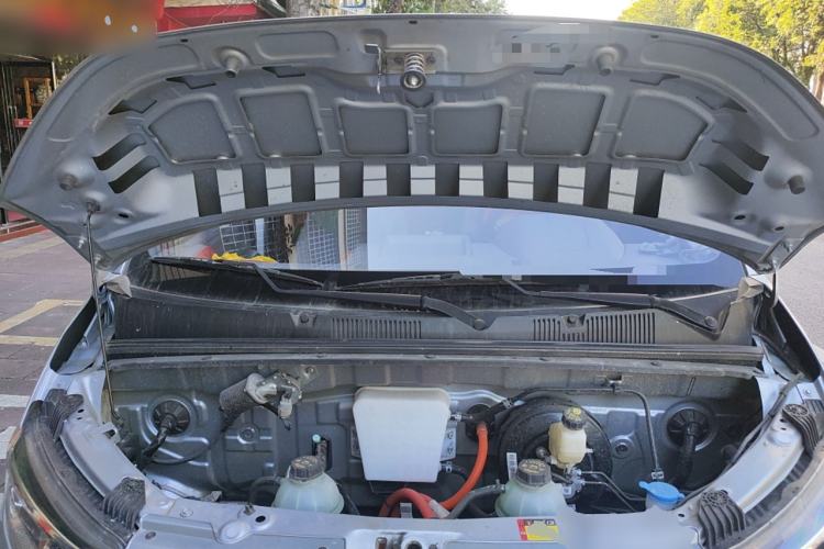 Used Wuling Yangguang 2025 Model 310KM Bus Edition—Customized by CATL Engine Bay