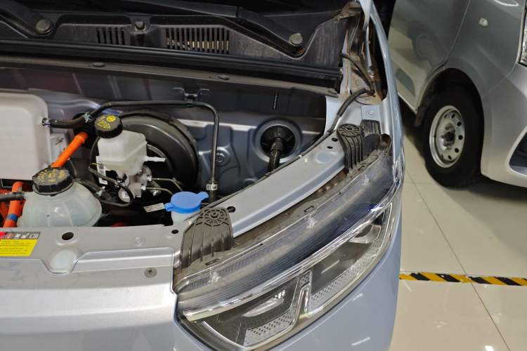 Used Wuling Yangguang 2025 Model 400km Bus Edition—Comfort Edition Engine Bay Left