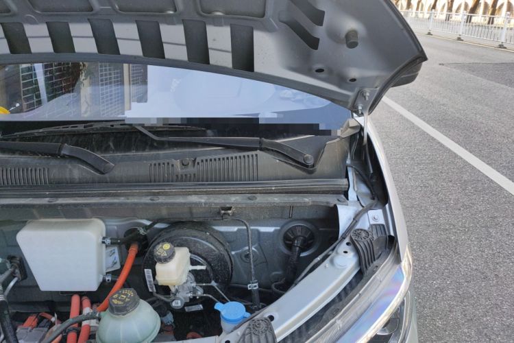 Used Wuling Yangguang 2025 Model 310KM Bus Edition—Customized by CATL Engine Bay Left