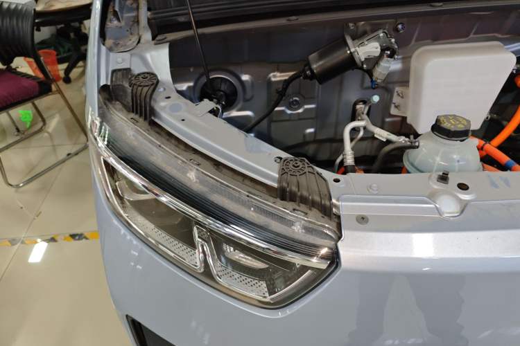 Used Wuling Yangguang 2025 Model 400km Bus Edition—Comfort Edition Engine Bay Right