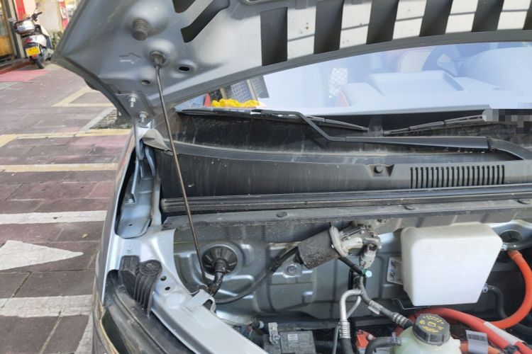Used Wuling Yangguang 2025 Model 310KM Bus Edition—Customized by CATL Engine Bay Right