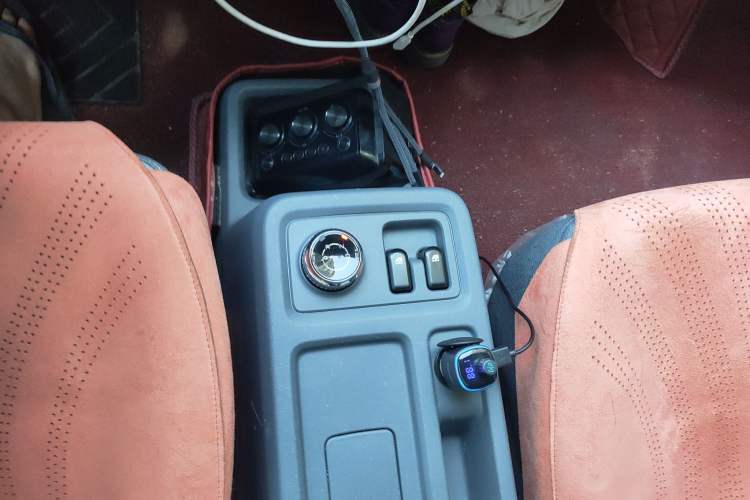 Used Wuling Yangguang 2025 Model 310KM Bus Edition—Customized by CATL Gear Lever