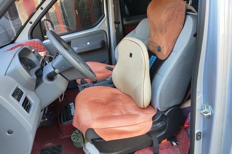 Used Wuling Yangguang 2025 Model 310KM Bus Edition—Customized by CATL Left Front Seat