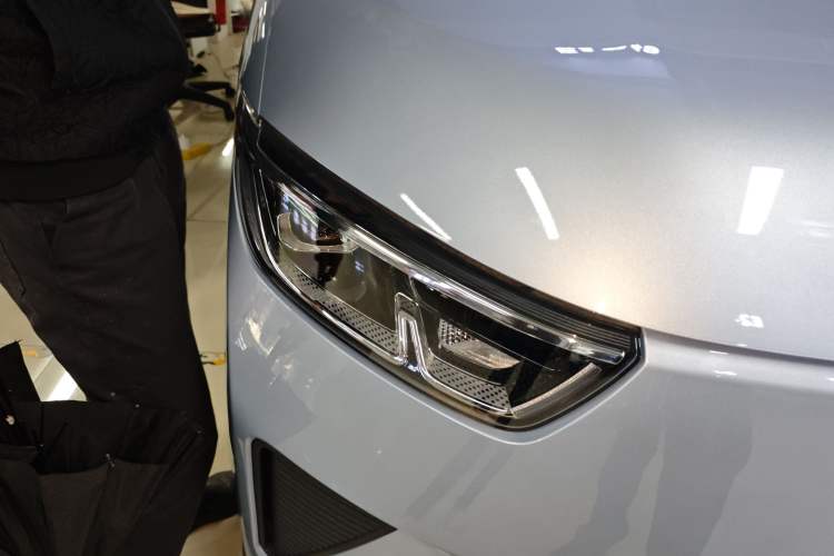 Used Wuling Yangguang 2025 Model 400km Bus Edition—Comfort Edition Right Front Headlight