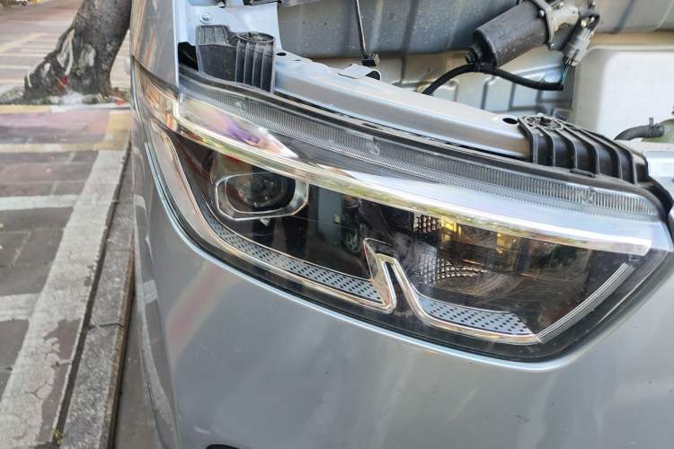 Used Wuling Yangguang 2025 Model 310KM Bus Edition—Customized by CATL Right Front Headlight