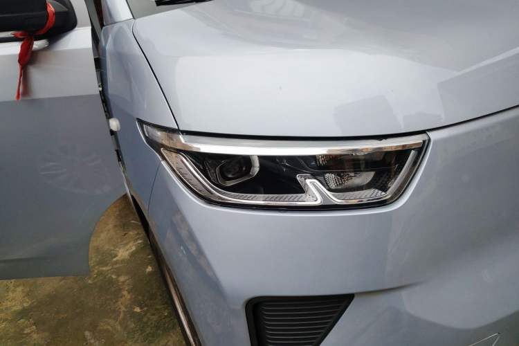 Used Wuling Yangguang 2025 Model 400km Bus Edition—Comfort Edition Right Front Headlight