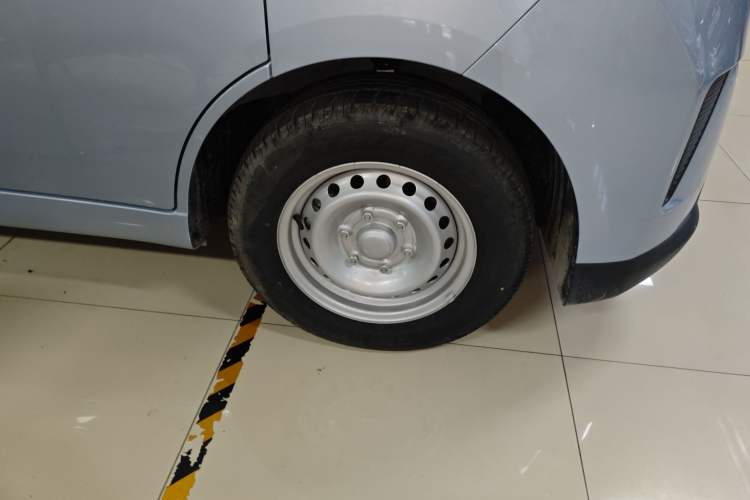 Used Wuling Yangguang 2025 Model 400km Bus Edition—Comfort Edition Right Front Wheel Hub
