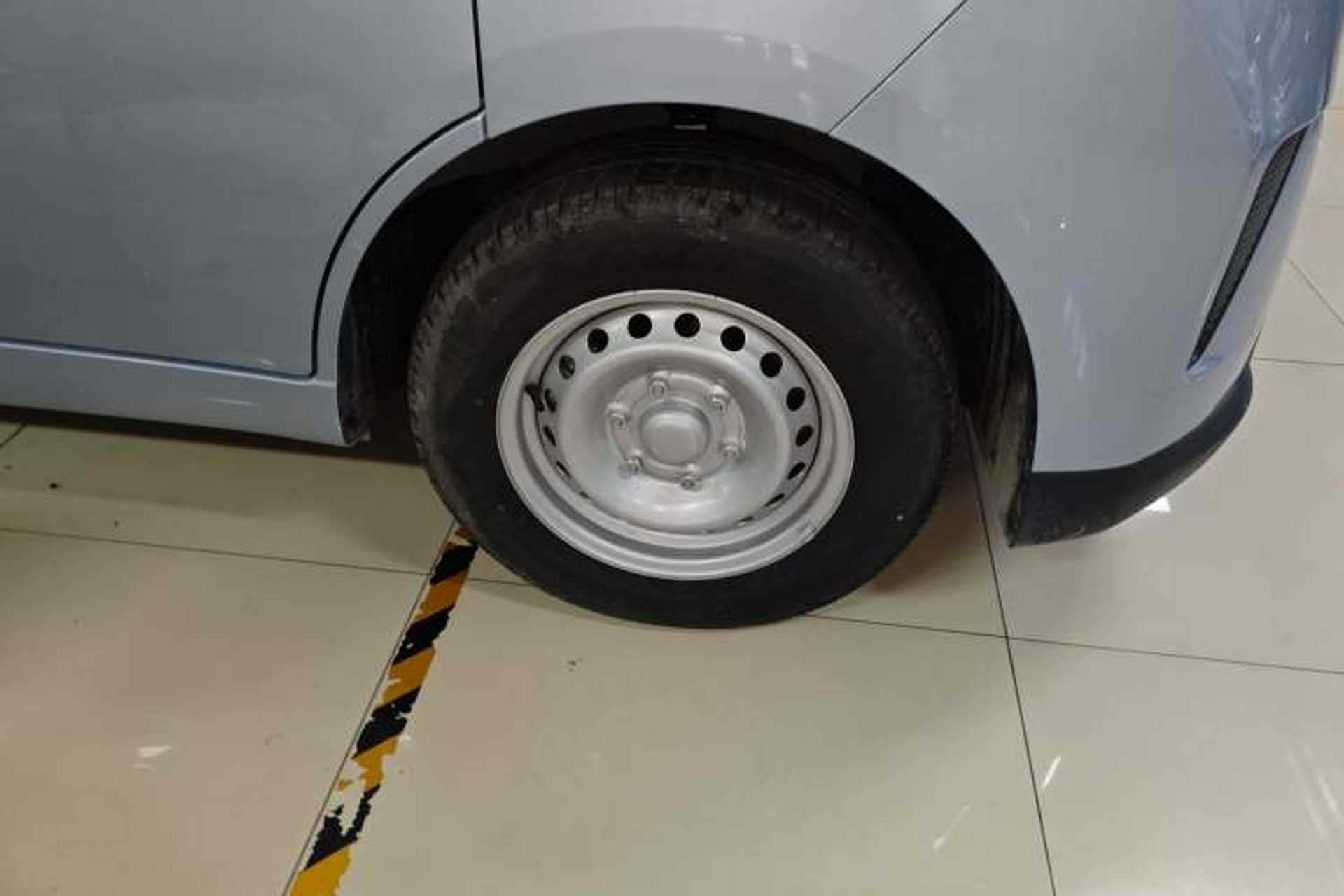 Used Wuling Yangguang 2025 Model 400km Bus Edition—Comfort Edition Right Front Wheel Hub