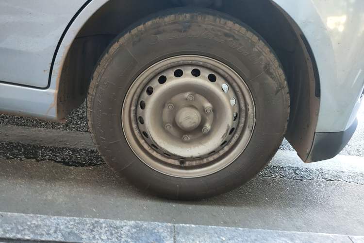 Used Wuling Yangguang 2025 Model 310KM Bus Edition—Customized by CATL Right Front Wheel Hub