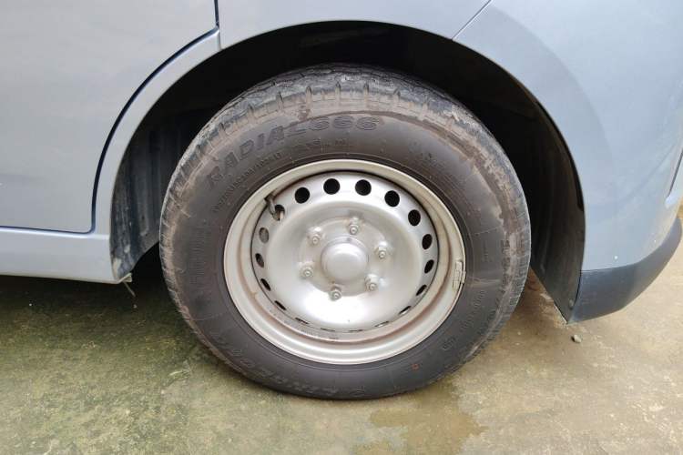 Used Wuling Yangguang 2025 Model 400km Bus Edition—Comfort Edition Right Front Wheel Hub