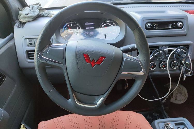 Used Wuling Yangguang 2025 Model 310KM Bus Edition—Customized by CATL Steering Wheel