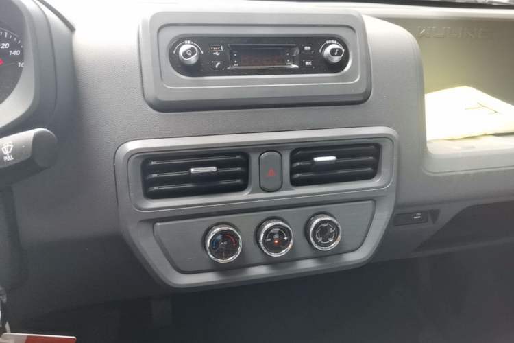 Used Wuling Yangguang 2025 Model 400km Bus Edition—Comfort Edition Audio And AC Panel