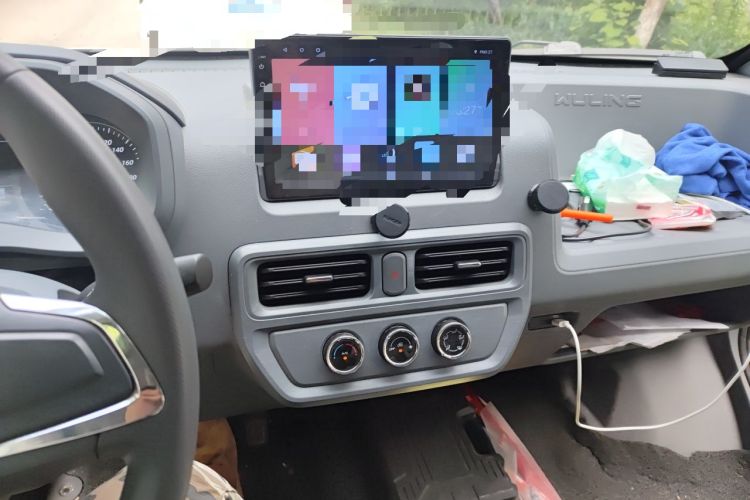 Used Wuling Yangguang 2025 Model 400km Bus Edition—Comfort Edition Audio And AC Panel