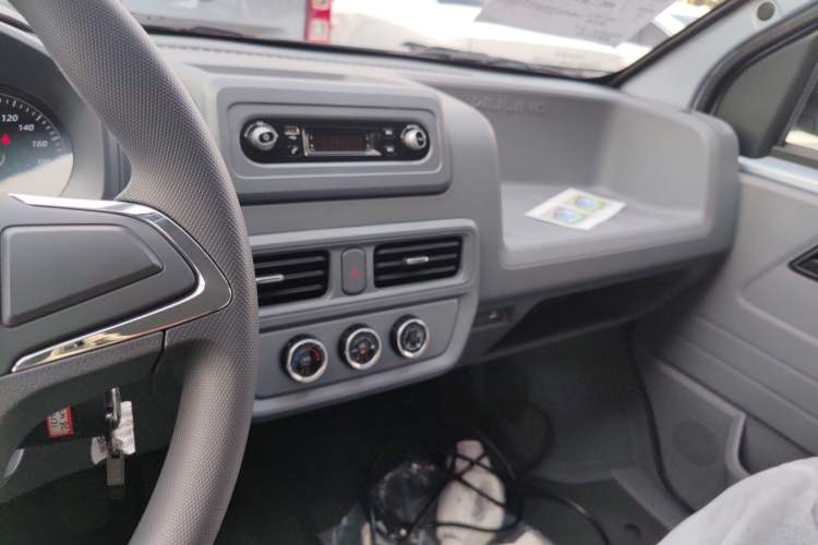 Used Wuling Yangguang 2025 Model 400km Bus Edition—Comfort Edition Audio And AC Panel