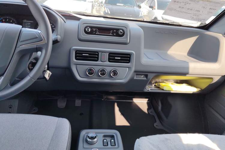 Used Wuling Yangguang 2025 Model 400km Bus Edition—Comfort Edition Audio And AC Panel