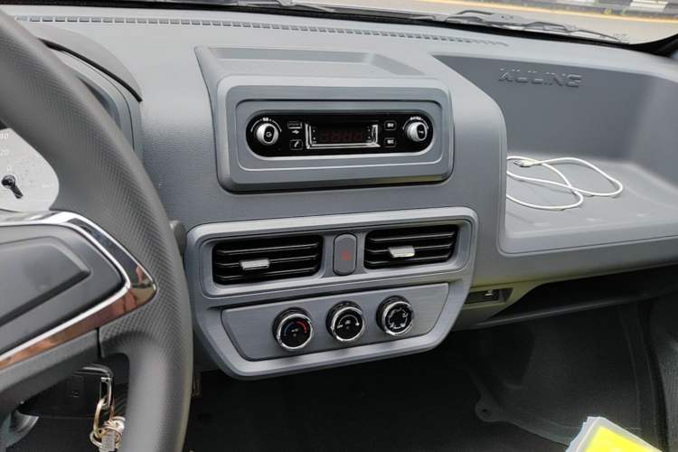 Used Wuling Yangguang 2025 Model 400km Bus Edition—Comfort Edition Audio And AC Panel