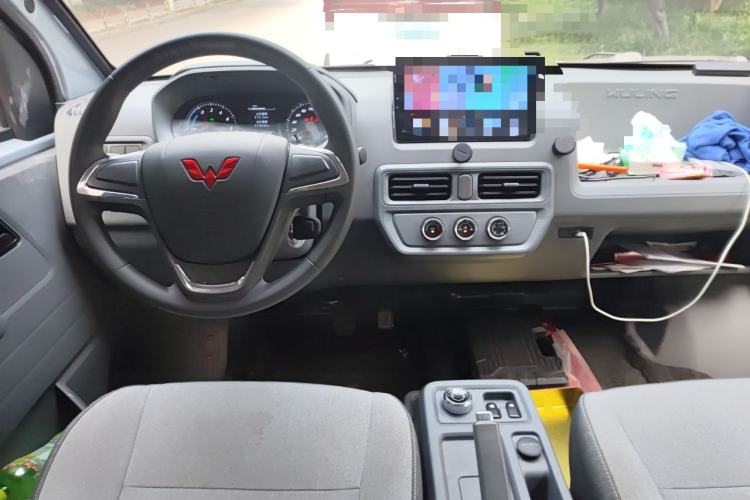 Used Wuling Yangguang 2025 Model 400km Bus Edition—Comfort Edition Center Console