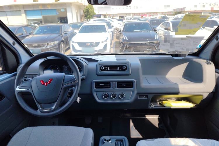 Used Wuling Yangguang 2025 Model 400km Bus Edition—Comfort Edition Center Console