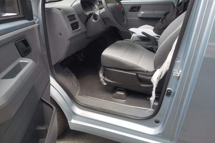 Used Wuling Yangguang 2025 Model 400km Bus Edition—Comfort Edition Driver Seat