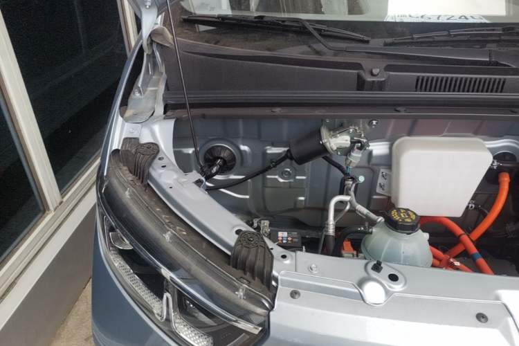 Used Wuling Yangguang 2025 Model 400km Bus Edition—Comfort Edition Engine Bay Right