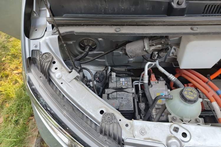 Used Wuling Yangguang 2025 Model 400km Bus Edition—Comfort Edition Engine Bay Right