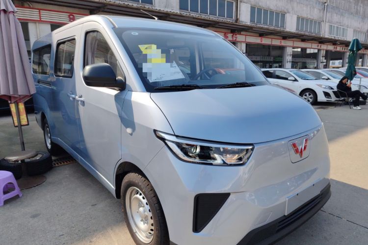 Used Wuling Yangguang 2025 Model 400km Bus Edition—Comfort Edition Front Right 45 Deg