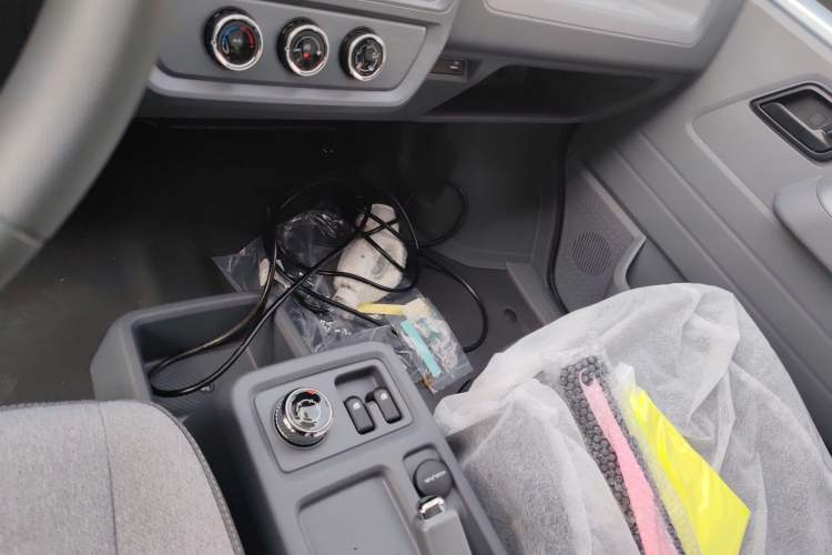 Used Wuling Yangguang 2025 Model 400km Bus Edition—Comfort Edition Gear Lever