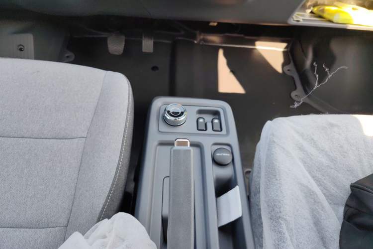 Used Wuling Yangguang 2025 Model 400km Bus Edition—Comfort Edition Gear Lever