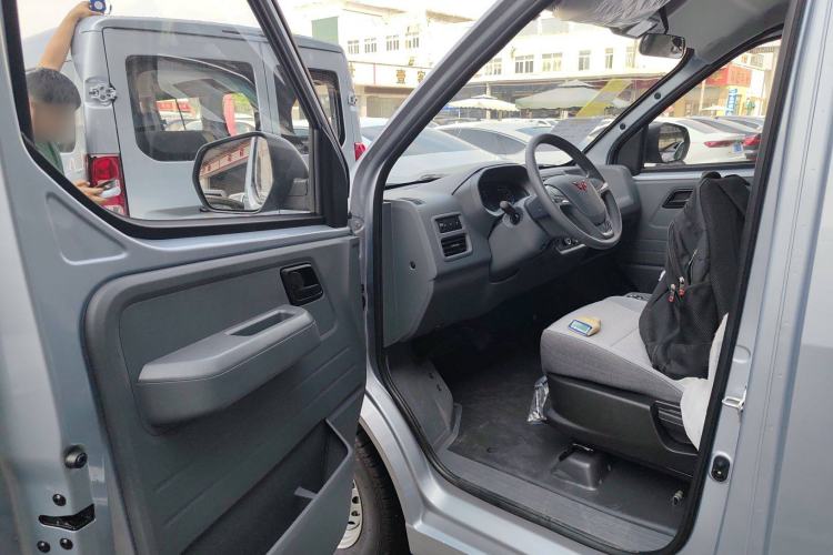 Used Wuling Yangguang 2025 Model 400km Bus Edition—Comfort Edition Interior 3