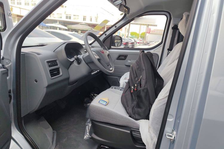 Used Wuling Yangguang 2025 Model 400km Bus Edition—Comfort Edition Left Front Seat