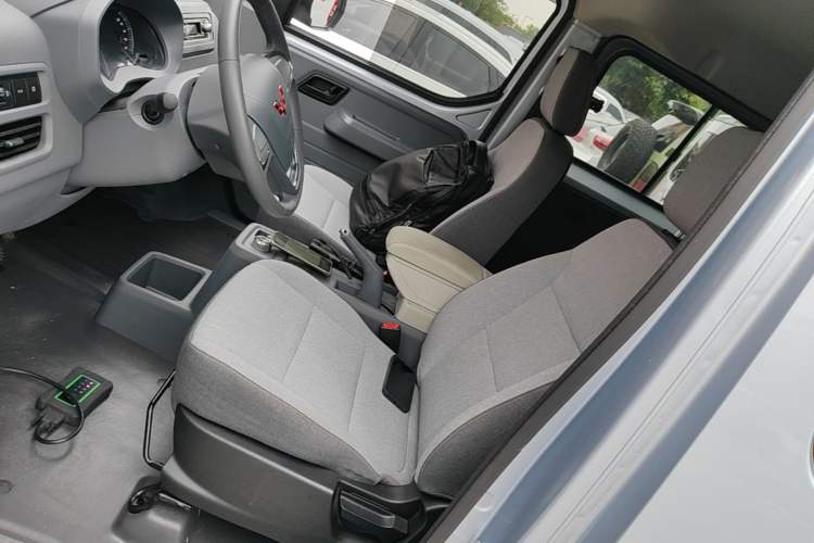 Used Wuling Yangguang 2025 Model 400km Bus Edition—Comfort Edition Left Front Seat