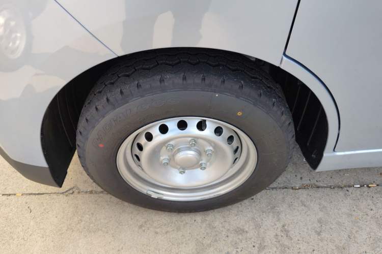 Used Wuling Yangguang 2025 Model 400km Bus Edition—Comfort Edition Left Front Wheel Hub