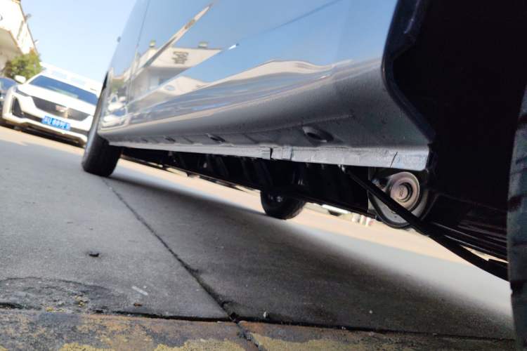 Used Wuling Yangguang 2025 Model 400km Bus Edition—Comfort Edition Left Side Sill
