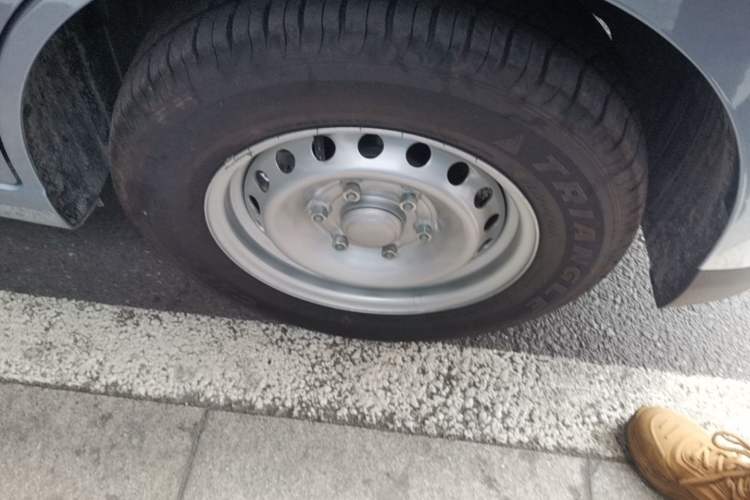 Used Wuling Yangguang 2025 Model 400km Bus Edition—Comfort Edition Right Front Wheel Hub