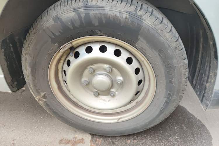 Used Wuling Yangguang 2025 Model 400km Bus Edition—Comfort Edition Right Front Wheel Hub