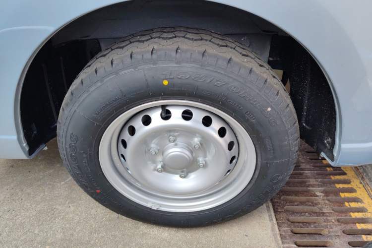 Used Wuling Yangguang 2025 Model 400km Bus Edition—Comfort Edition Right Rear Wheel Hub