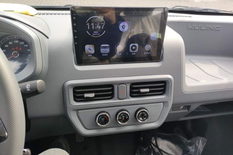 Used Wuling Yangguang 2025 Model 400km Bus Edition—Comfort Edition Audio And AC Panel
